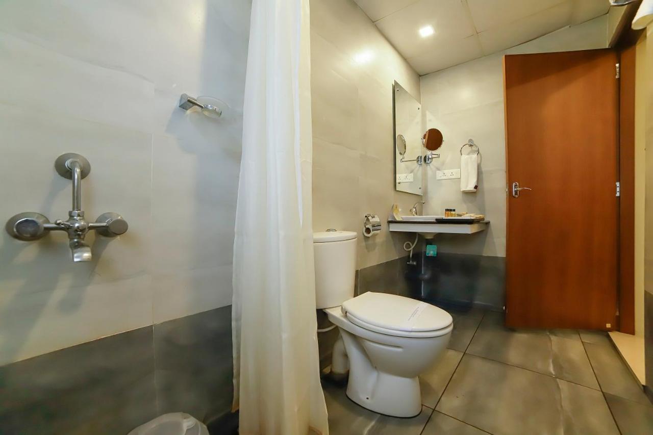 Sreepathi Indraprastha Hotel y Apartamentos con servicio Guruvāyūr Exterior foto