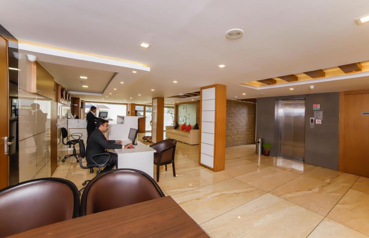Sreepathi Indraprastha Hotel y Apartamentos con servicio Guruvāyūr Exterior foto