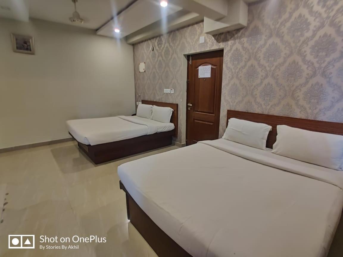Sreepathi Indraprastha Hotel y Apartamentos con servicio Guruvāyūr Exterior foto